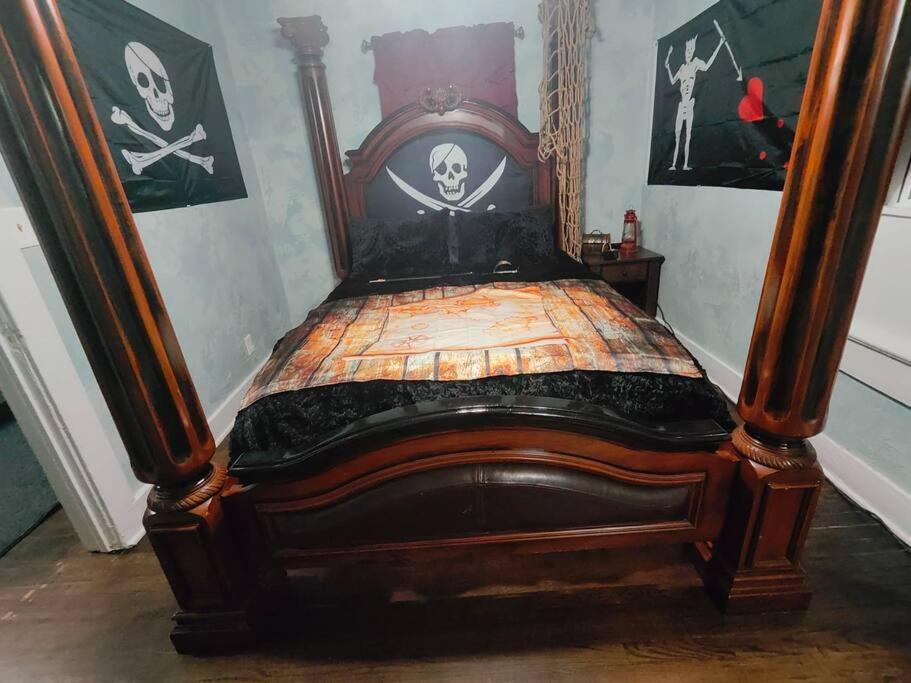 Pirate Seeking Crew. Downtown Fort Smith Bagian luar foto