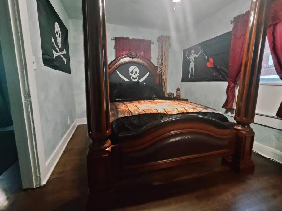 Pirate Seeking Crew. Downtown Fort Smith Bagian luar foto